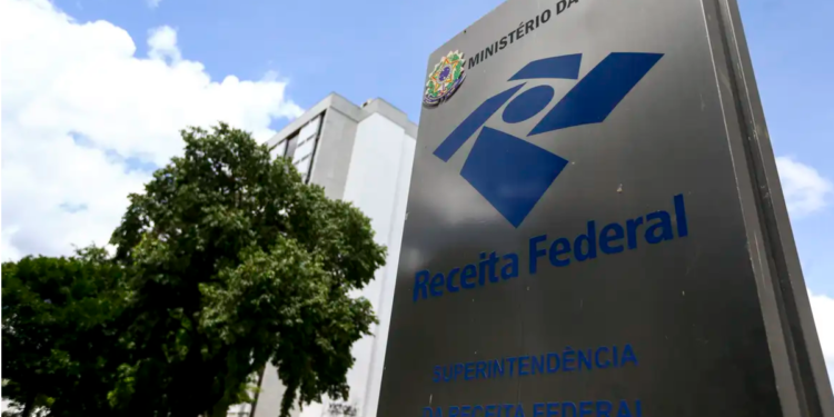 Fachada da Receita Federal do Brasil ao lado de prédio institucional.