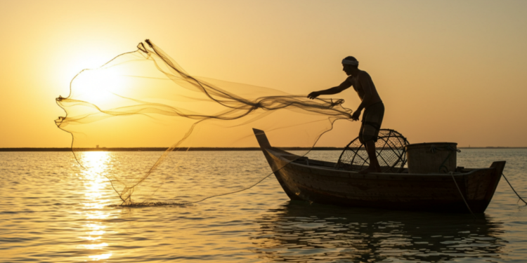 Pescador lança rede no mar ao pôr do sol em cenário sereno.