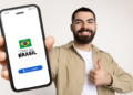 Jovem exibe aplicativo digital da CNH do Brasil e sinaliza aprovação.
