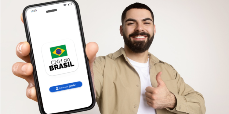 Jovem exibe aplicativo digital da CNH do Brasil e sinaliza aprovação.