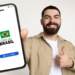 Jovem exibe aplicativo digital da CNH do Brasil e sinaliza aprovação.