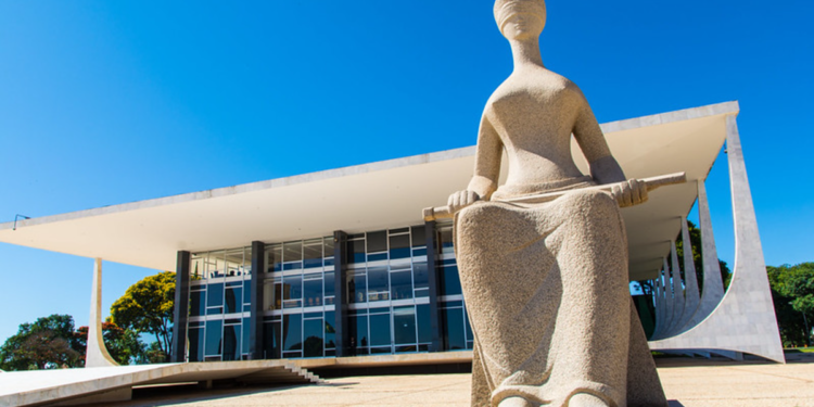 Estátua da Justiça diante do Supremo Tribunal Federal em Brasília.