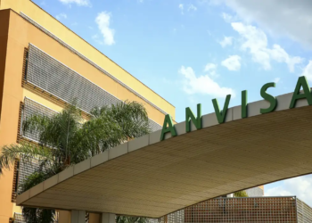 Fachada da sede da Agência Nacional de Vigilância Sanitária, com o letreiro Anvisa em destaque sobre a marquise, em imagem ligada à proibição de produtos de limpeza.