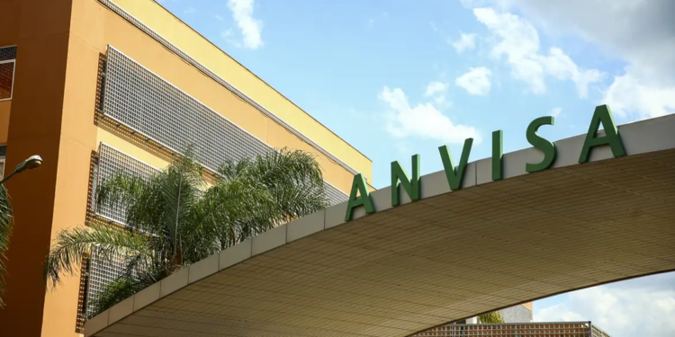 Fachada da sede da Agência Nacional de Vigilância Sanitária, com o letreiro Anvisa em destaque sobre a marquise, em imagem ligada à proibição de produtos de limpeza.