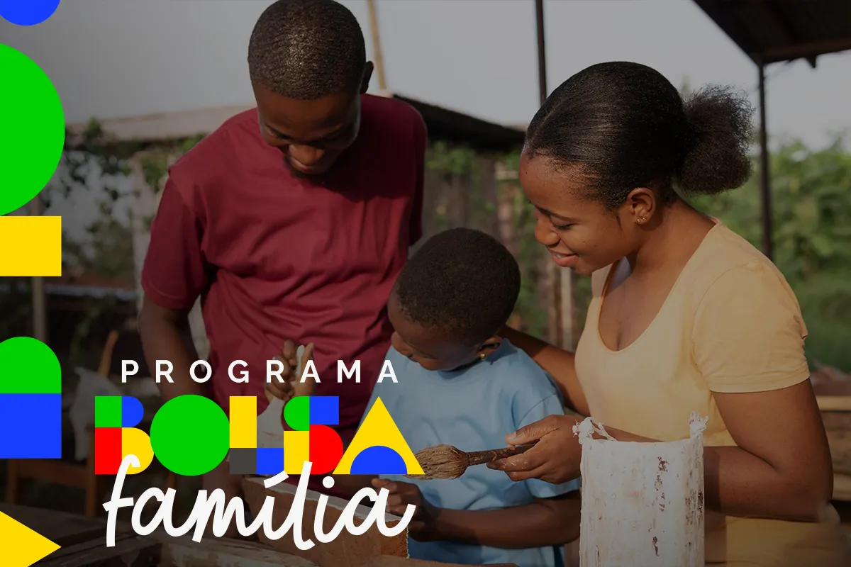 Arte de divulgação do Programa Bolsa Família, com a marca aplicada sobre cena de convívio familiar.