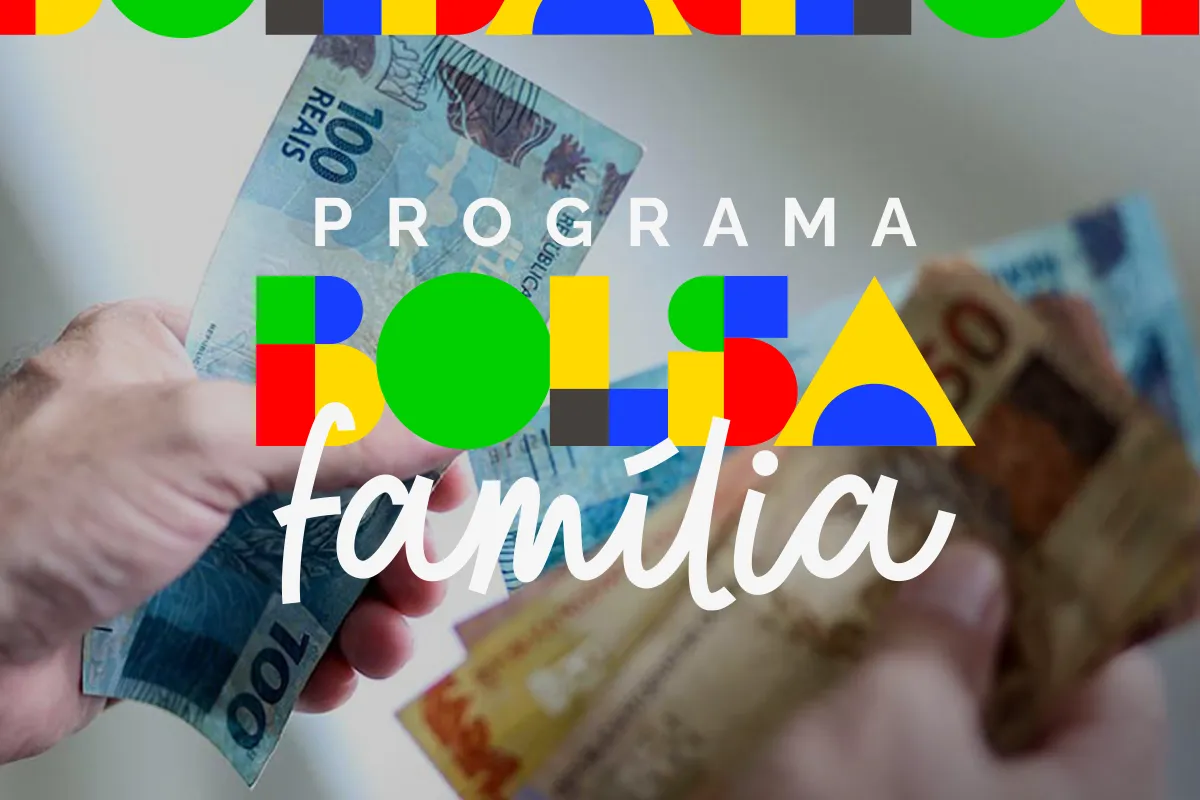 Arte com a identidade visual do Programa Bolsa Família sobre foto de mãos manuseando cédulas de cem e cinquenta reais, em referência aos valores pagos na parcela de agosto