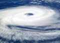 Imagem ilustrativa de vista de satélite de um ciclone sobre o oceano, com espiral de nuvens e centro definido, em referência à área de atuação do sistema.