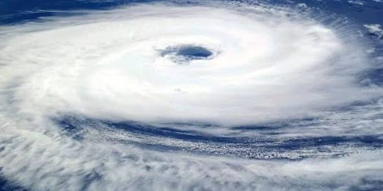 Imagem ilustrativa de vista de satélite de um ciclone sobre o oceano, com espiral de nuvens e centro definido, em referência à área de atuação do sistema.