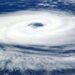 Imagem ilustrativa de vista de satélite de um ciclone sobre o oceano, com espiral de nuvens e centro definido, em referência à área de atuação do sistema.