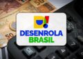 Arte do programa Desenrola Brasil, com a marca aplicada sobre cédulas, moedas e uma calculadora.