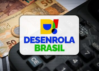 Arte do programa Desenrola Brasil, com a marca aplicada sobre cédulas, moedas e uma calculadora.