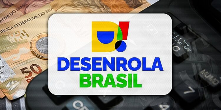 Arte do programa Desenrola Brasil, com a marca aplicada sobre cédulas, moedas e uma calculadora.