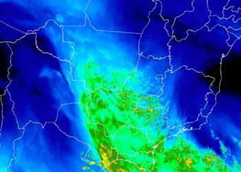 Imagem de satélite mostrando faixa de nebulosidade avançando sobre o Sul e o Centro-Oeste do Brasil, representando o cenário climático previsto para agosto