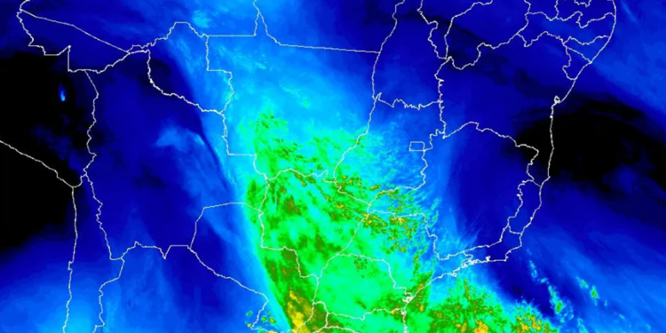 Imagem de satélite mostrando faixa de nebulosidade avançando sobre o Sul e o Centro-Oeste do Brasil, representando o cenário climático previsto para agosto