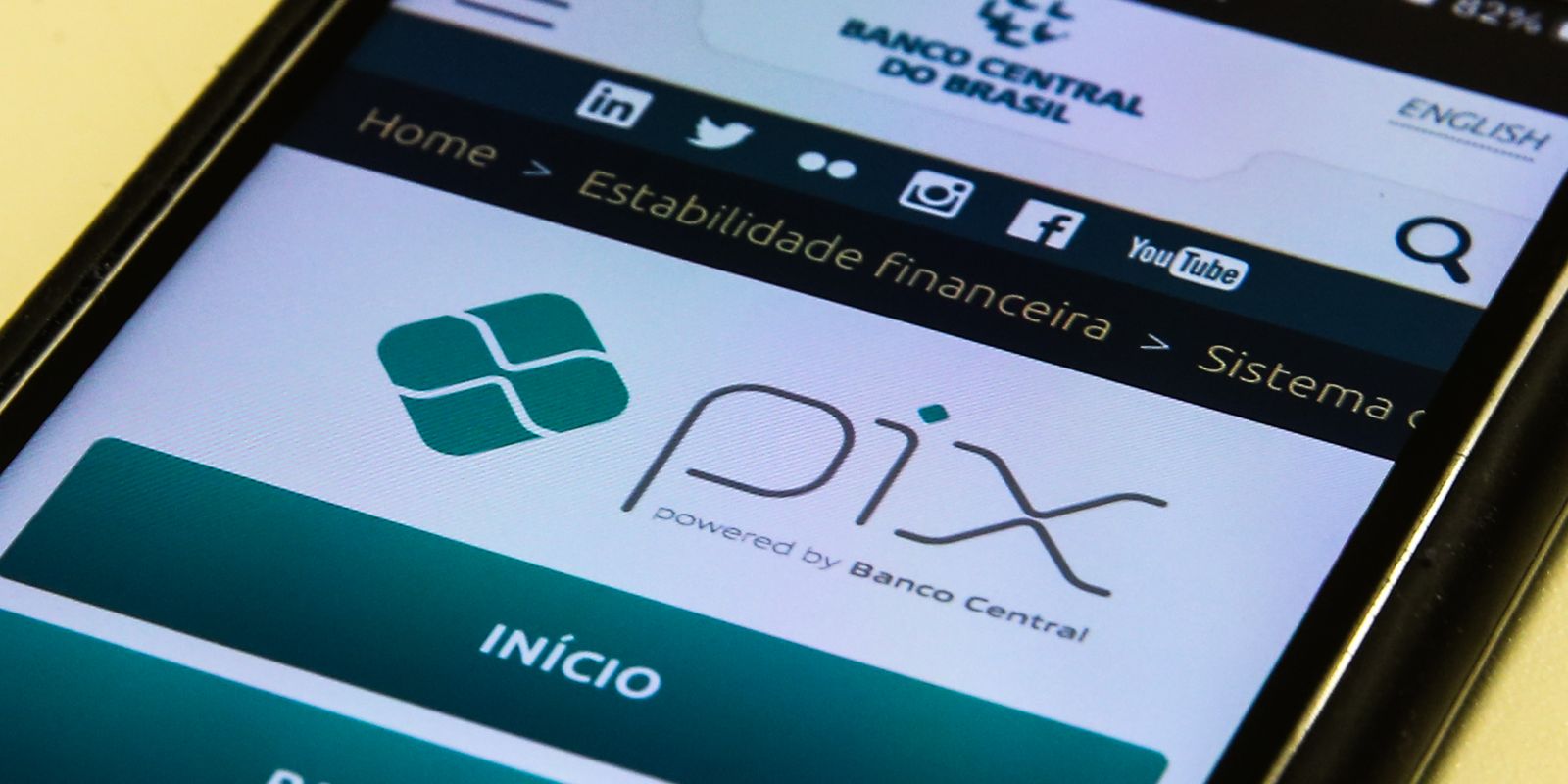 Tela de celular exibindo a página oficial do Pix no site do Banco Central, em imagem ligada às providências após uma transferência feita a golpistas.