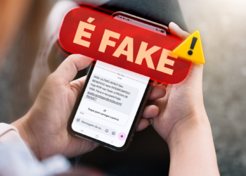 Imagem ilustrativa de celular exibindo mensagem de texto que ameaça interromper benefício por falta de prova de vida, com selo indicando conteúdo falso.
