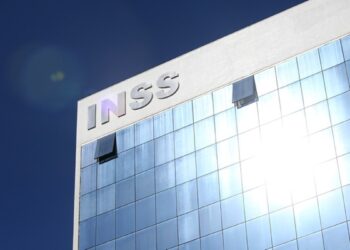 Fachada de prédio com o letreiro do INSS em destaque contra o céu azul, em imagem ligada ao desmentido sobre a criação de um novo benefício.