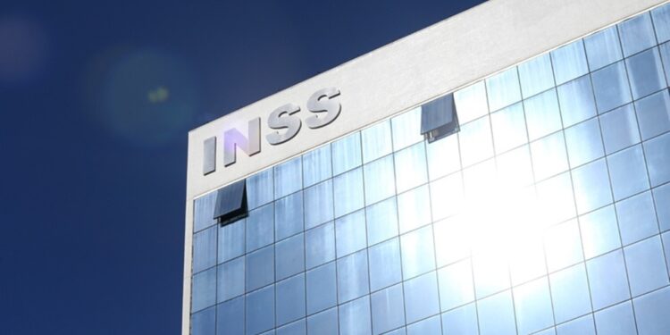 Fachada de prédio com o letreiro do INSS em destaque contra o céu azul, em imagem ligada ao desmentido sobre a criação de um novo benefício.