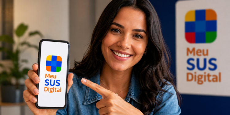 Imagem ilustrativa de mulher sorrindo enquanto aponta para a tela do celular com o aplicativo Meu SUS Digital aberto, ao lado de um painel com a marca do serviço.