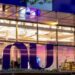 Fachada iluminada da sede do Nubank à noite, com o logotipo da instituição em destaque, em referência à liderança do banco nas renegociações do Novo Desenrola