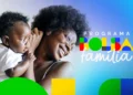 Arte com a identidade visual do Programa Bolsa Família sobre foto de mulher segurando um bebê no colo, em referência ao calendário de pagamento de agosto para o NIS de final 5 a 0