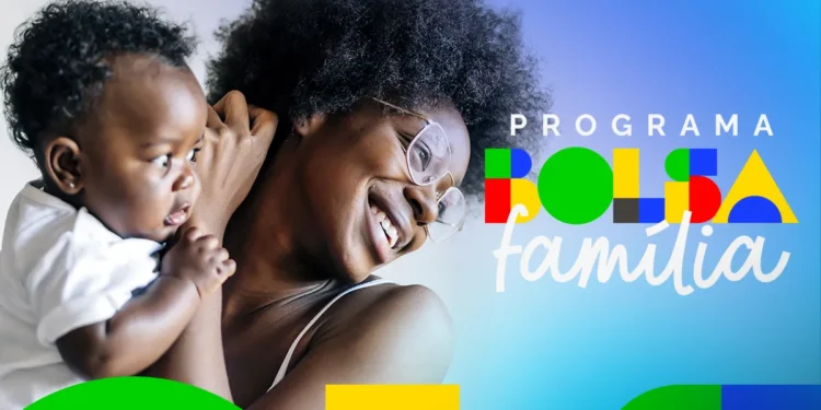 Arte com a identidade visual do Programa Bolsa Família sobre foto de mulher segurando um bebê no colo, em referência ao calendário de pagamento de agosto para o NIS de final 5 a 0