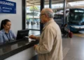 Idoso compra passagem de ônibus com desconto em terminal rodoviário após decisão que beneficia pessoas com 60 anos ou mais.