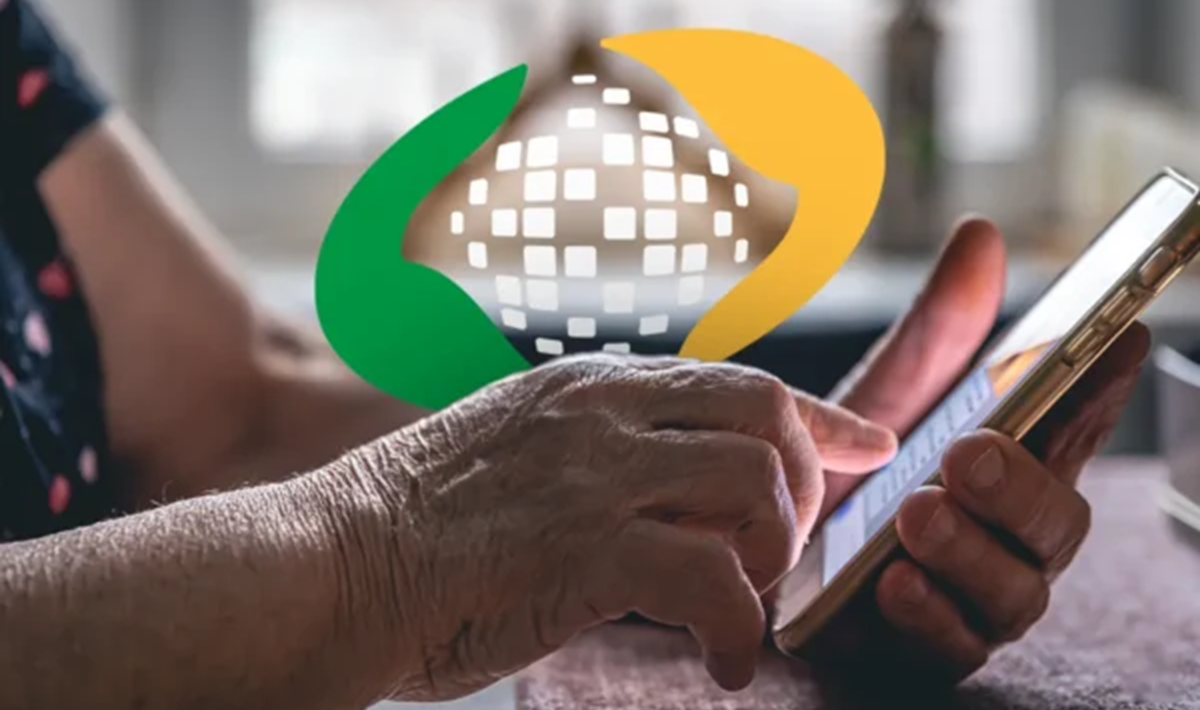 Imagem ilustrativa de mãos manuseando um celular com a logomarca do INSS em destaque, cena ligada ao envio dos documentos exigidos no pedido do auxílio por incapacidade.