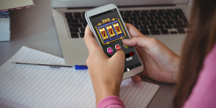 Mulher jogando caça-níquel online.