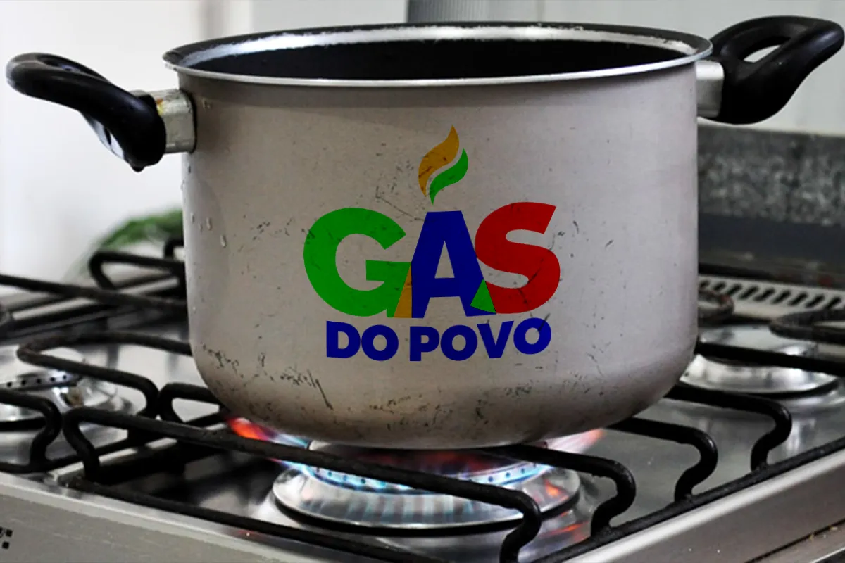 Panela sobre fogão com logo do Gás do Povo destaca programa social.
