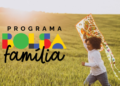 Criança correndo em campo com pipa e logo do Programa Bolsa Família.