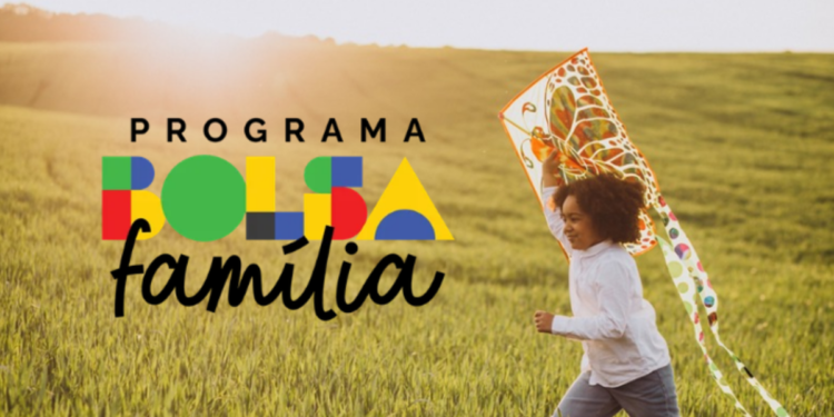 Criança correndo em campo com pipa e logo do Programa Bolsa Família.