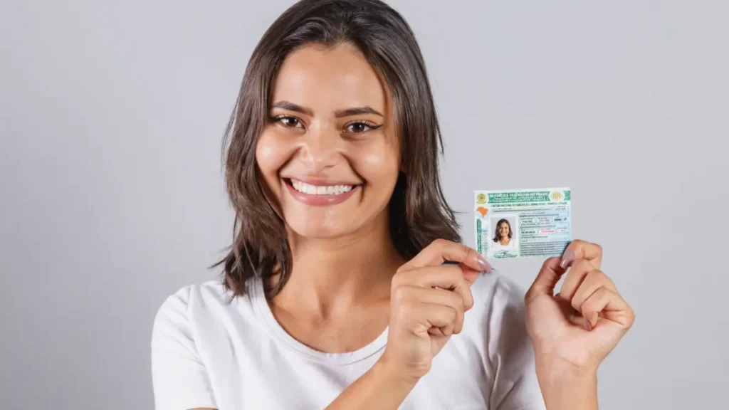 Jovem segurando a nova CIN.