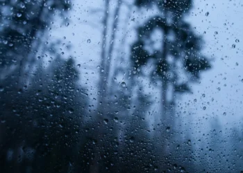 Chuva e frente fria no Centro-Sul do Brasil, com previsão de queda brusca de temperatura em setembro.