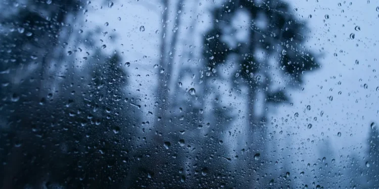 Chuva e frente fria no Centro-Sul do Brasil, com previsão de queda brusca de temperatura em setembro.