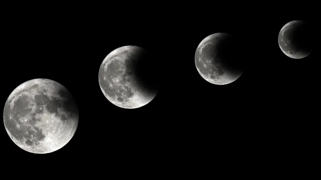 Quatro fases da lua, uma ao lado da outra.