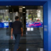 Cliente acessa agência da Caixa Econômica Federal em área urbana.