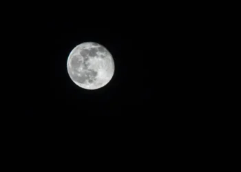 Céu escuro com lua em destaque.