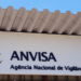 Fachada da ANVISA com logotipo verde e amarelo e letreiro da Agência Nacional de Vigilância Sanitária.