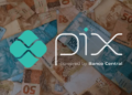 Logotipo do Pix sobre notas de 50 e 100 reais e texto “powered by Banco Central”.