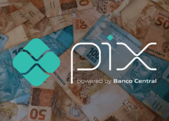 Logotipo do Pix sobre notas de 50 e 100 reais e texto “powered by Banco Central”.