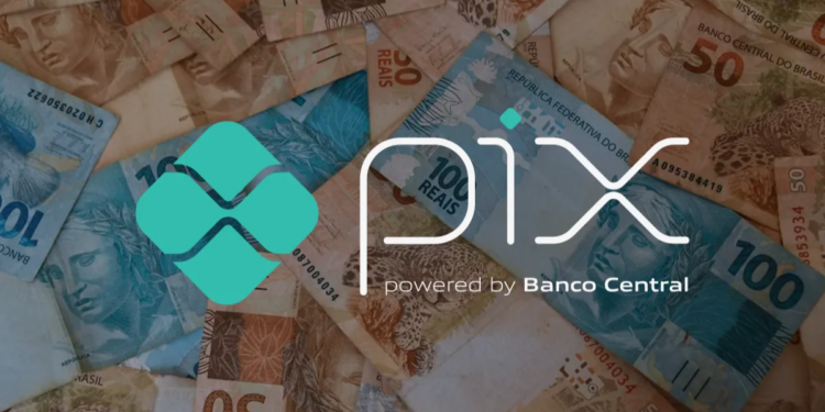 Logotipo do Pix sobre notas de 50 e 100 reais e texto “powered by Banco Central”.