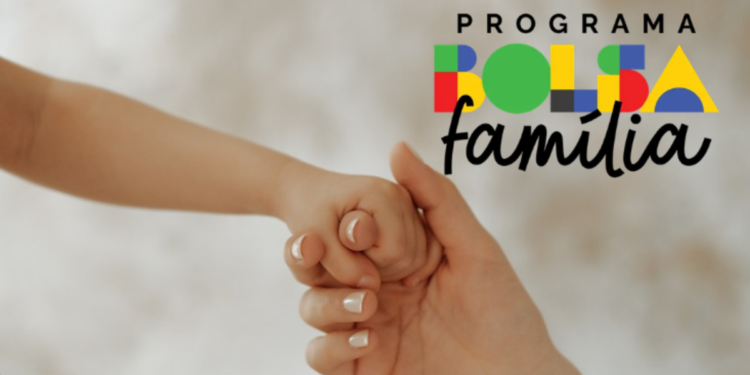 Mãe e criança de mãos dadas ao lado do logo do Bolsa Família.
