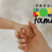 Mãe e criança de mãos dadas ao lado do logo do Bolsa Família.
