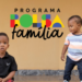 Dois meninos pequenos, um sentado e outro em pé, com logo do Bolsa Família ao fundo.