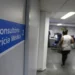 Sinalização "Consultório Perícia Médica 2" e pessoas aguardando em sala de espera ampla.
