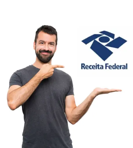 Homem apontando para a logo da Receita Federal.
