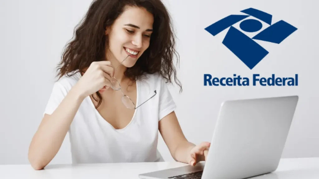 Mulher mexendo em notebook ao lado da logo da Receita Federal.