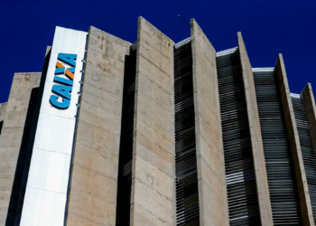 Prédio da Caixa Econômica Federal em destaque sob céu azul.