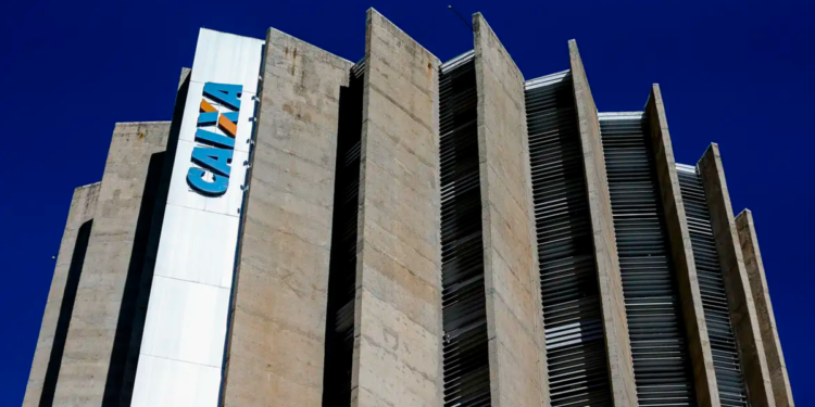 Prédio da Caixa Econômica Federal em destaque sob céu azul.